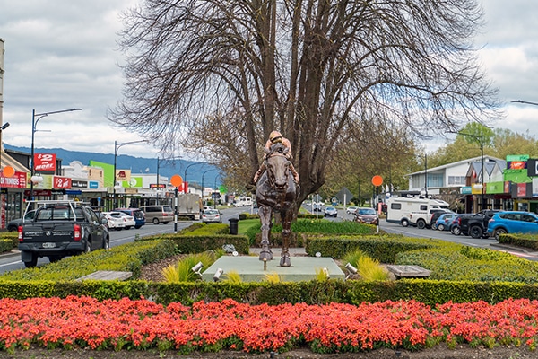 Matamata horse statue with red flowers